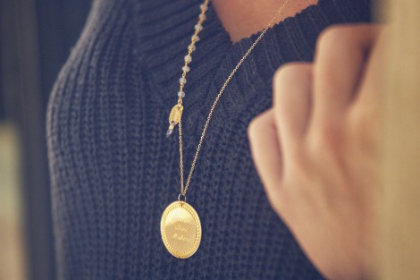 Sautoir plaqué or médaille gravée soleil